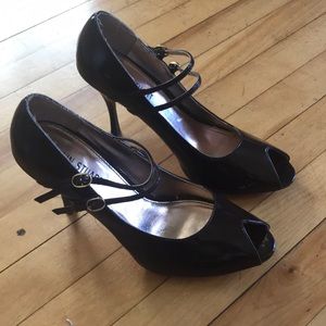 Lightly used shoes, like new!